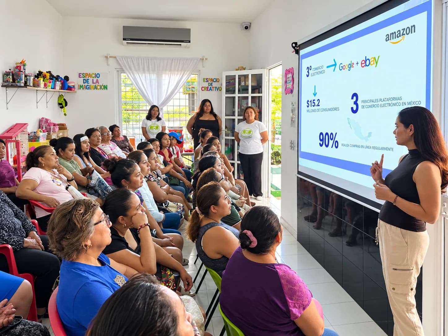 Un grupo de mujeres sigue una presentación proyectada durante una sesión del taller.